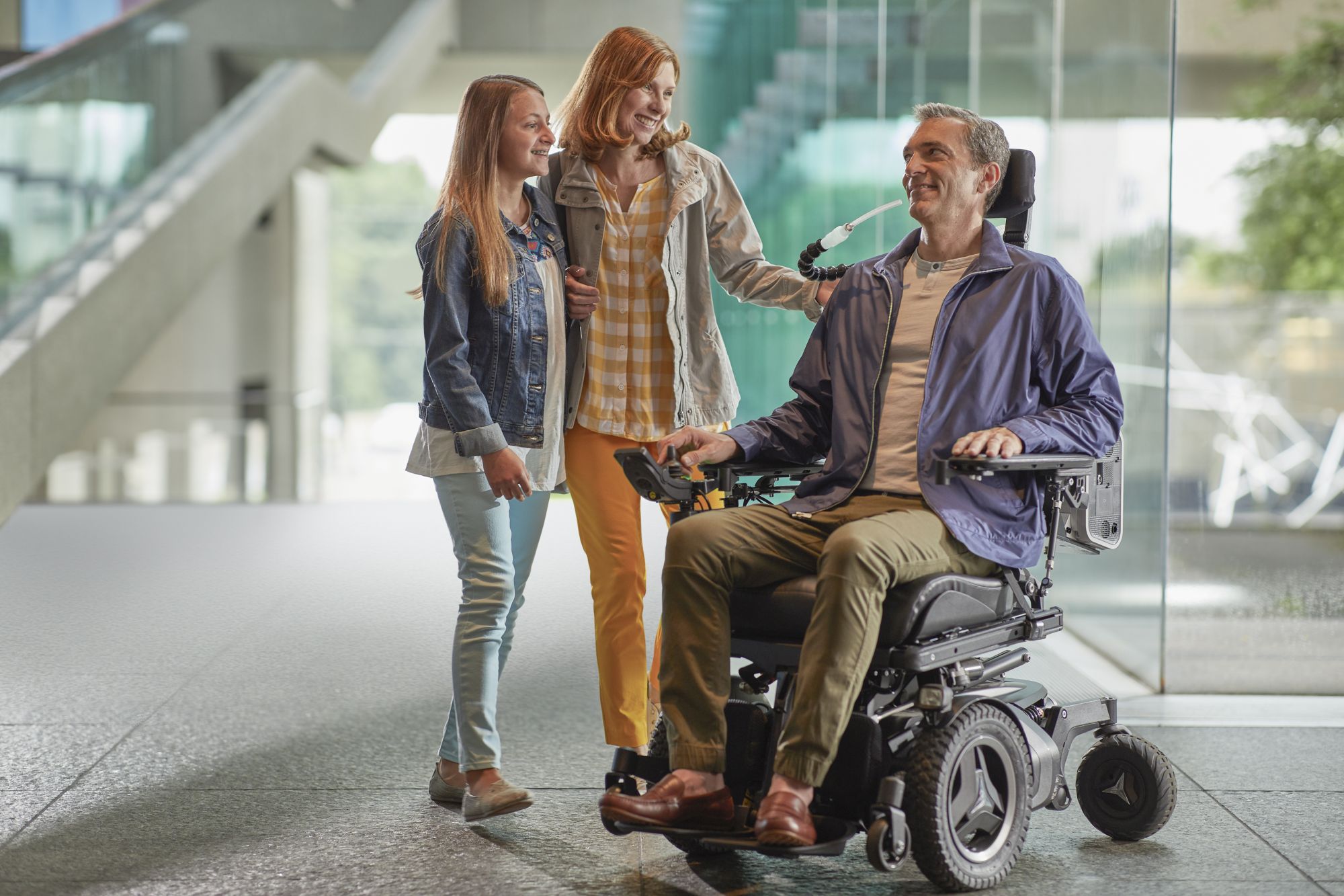 web_SRC_0818_TrilogyEvo_PatientWheelchair_wMouthpiece_FamilySightseeing_3749_RGBLo Rollstuhl